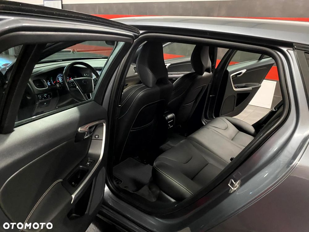 Volvo V60 D2 Summum - 19