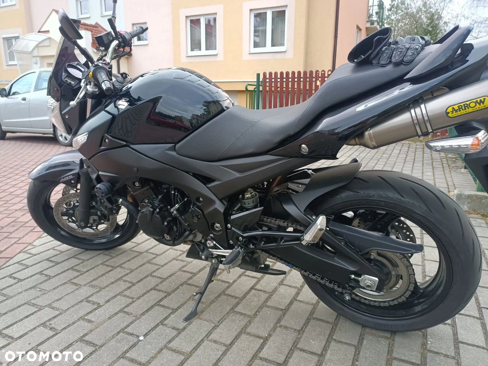 Suzuki GSR - 4