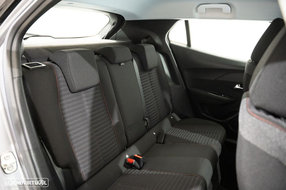 Peugeot 2008 1.2 PureTech Active EAT8 - 28
