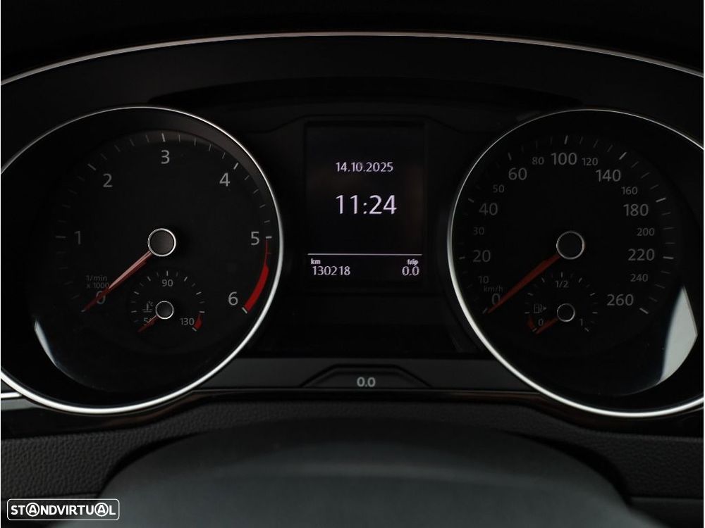 VW Passat Variant 1.6 TDI Business DSG - 24