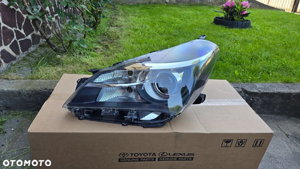 Yaris III Lift 14-17 Lampa Przednia Prawa Soczewka Nieklejona Oryginał - 1