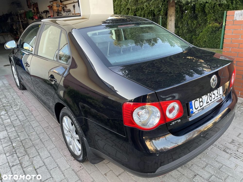 Volkswagen Jetta 1.6 FSI Trendline - 3