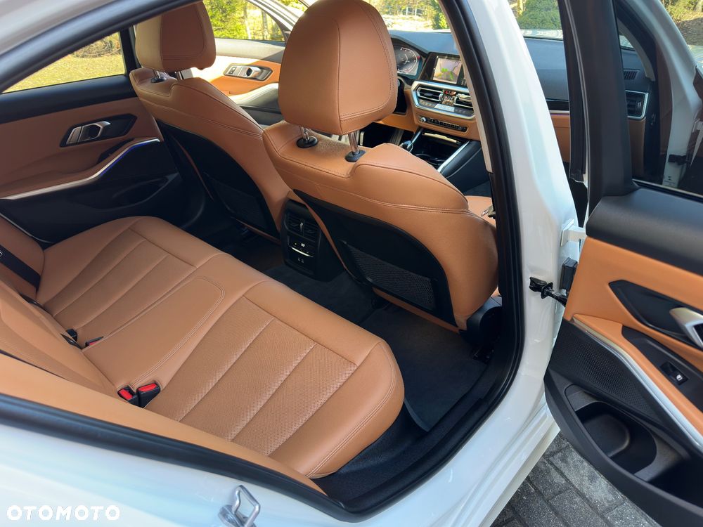 BMW Seria 3 318d Sport Line - 13