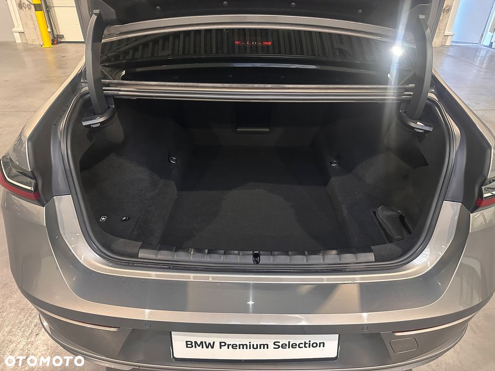 BMW Seria 7 730d xDrive mHEV - 26