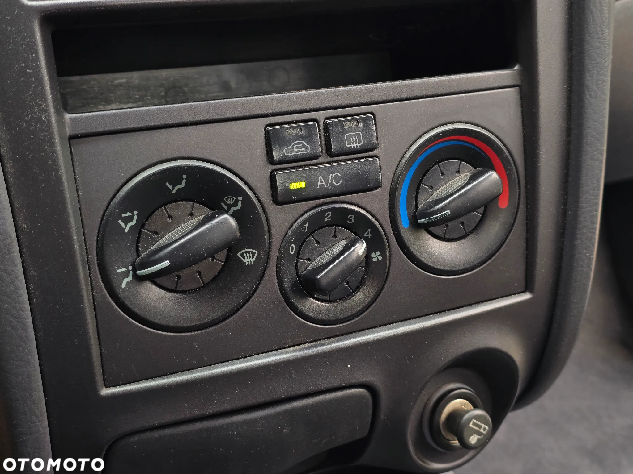 Hyundai Elantra 2.0 GLS - 29