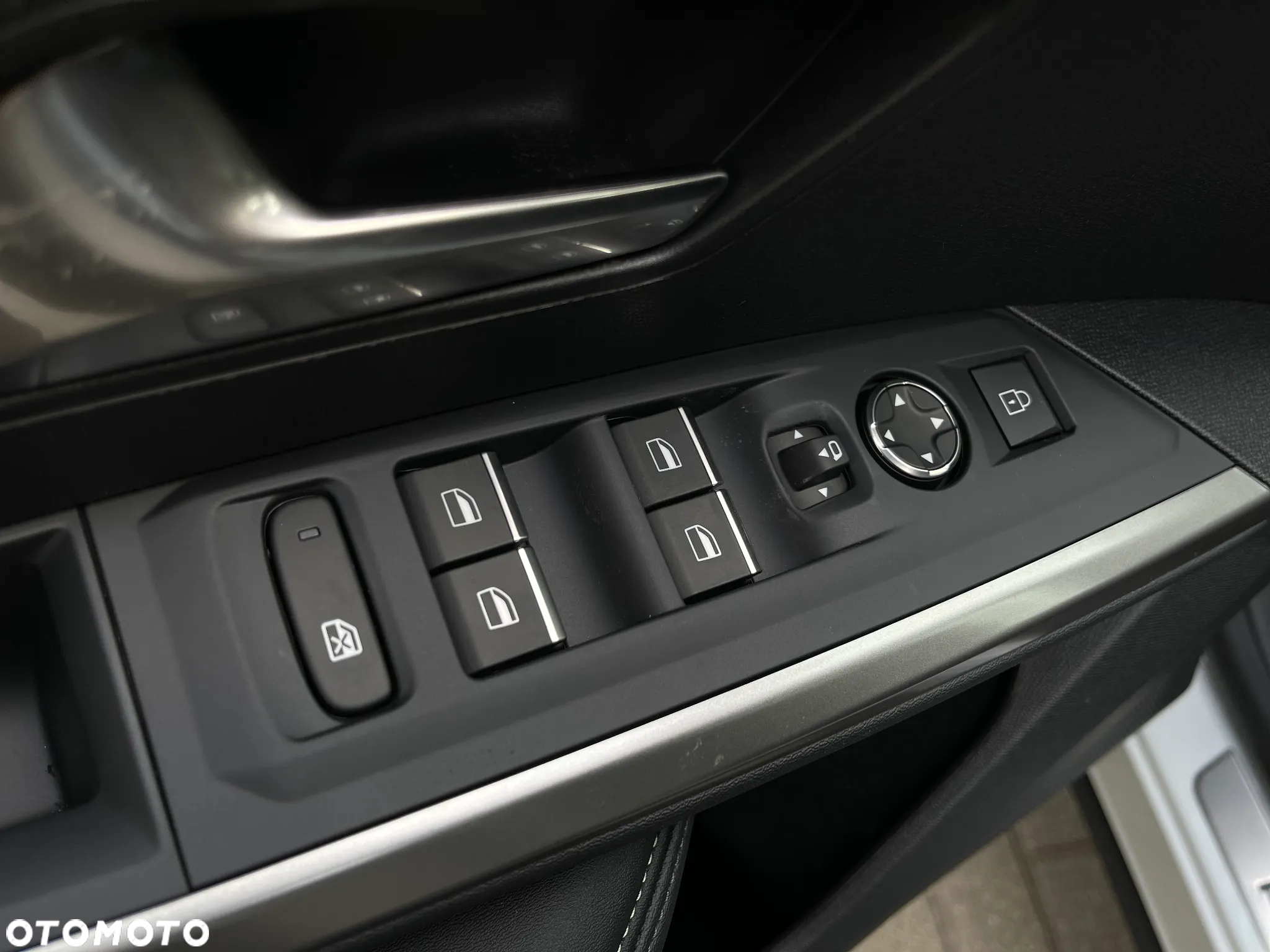 Peugeot 5008 1.2 PureTech mHEV GT S&S e-DCS6 - 11