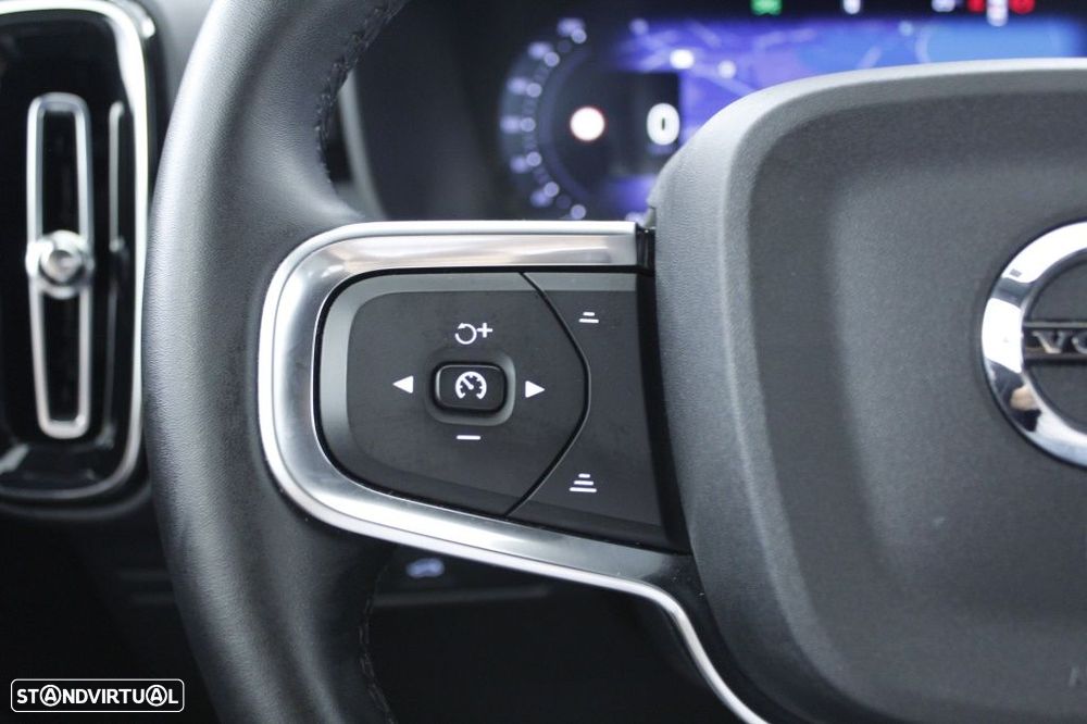 Volvo XC 40 2.0 B3 Plus Dark - 25