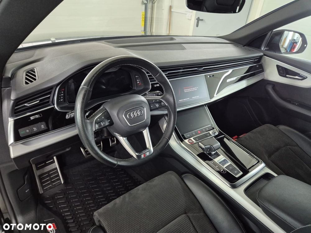 Audi SQ8 - 8