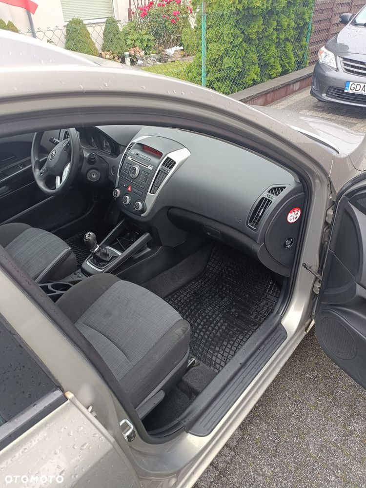 Kia Ceed 2011 photo 5