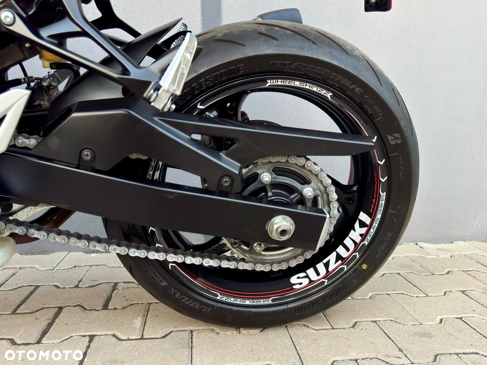 Suzuki GSR - 12