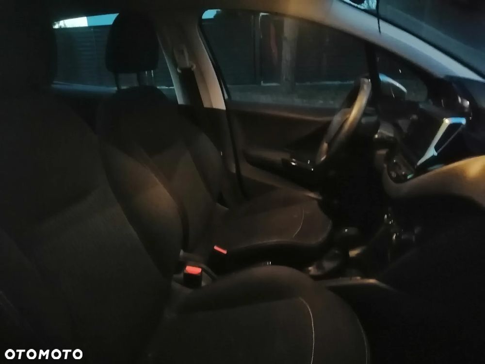 Peugeot 208 - 8
