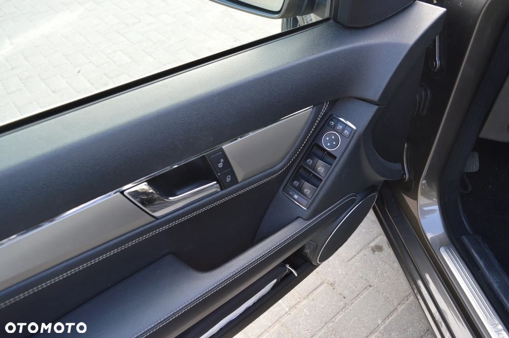 Mercedes-Benz Klasa C 280 7G-TRONIC Avantgarde Sport Edition - 24