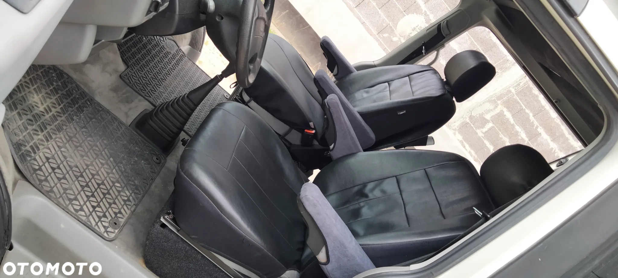 Volkswagen Caravelle - 9