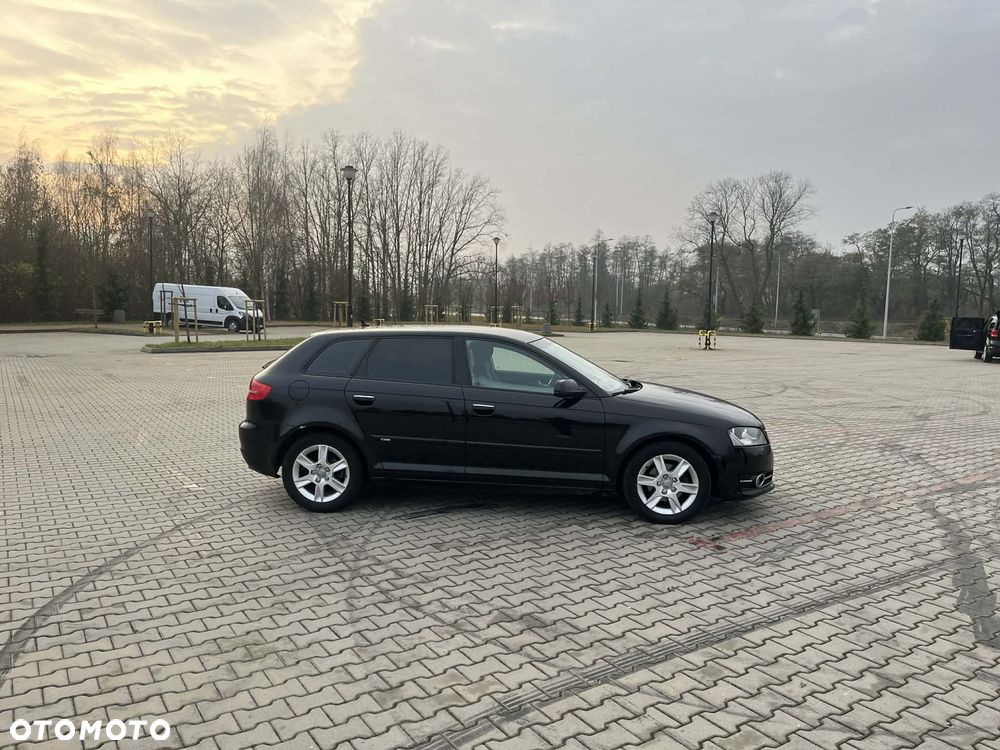 Audi A3 Sportback 1.6 TDI S line Sportpaket - 2