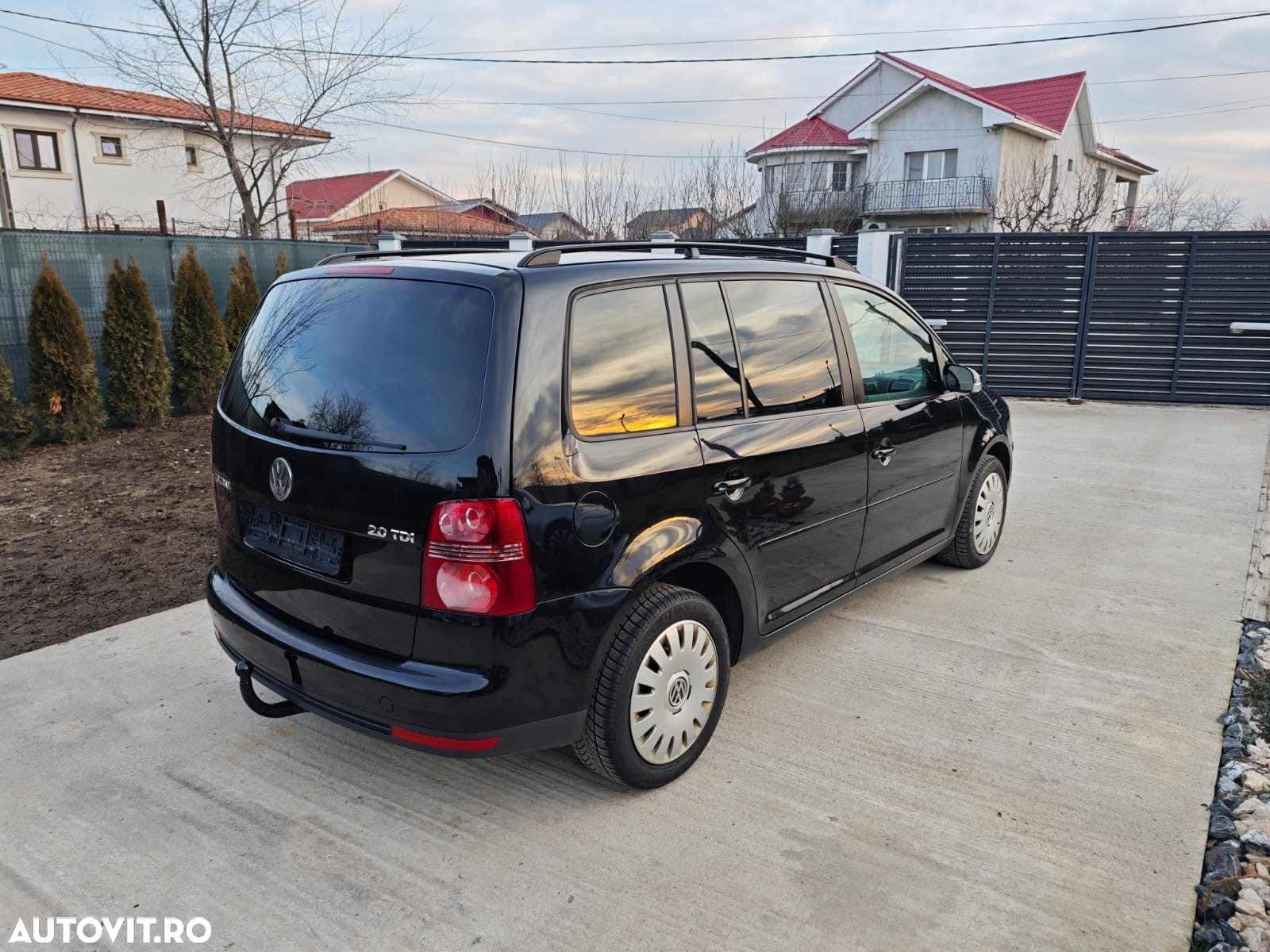 Volkswagen Touran 2.0 TDI DSG Comfortline - 4