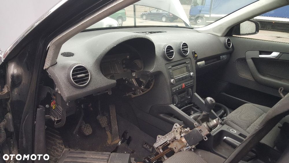 Deska rozdzielcza kokpit poduszka powietrzna pasy Audi 8P części
