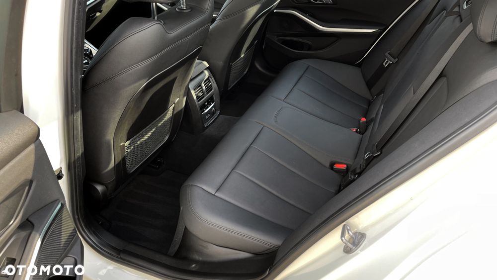 BMW Seria 3 330i Luxury Line - 23