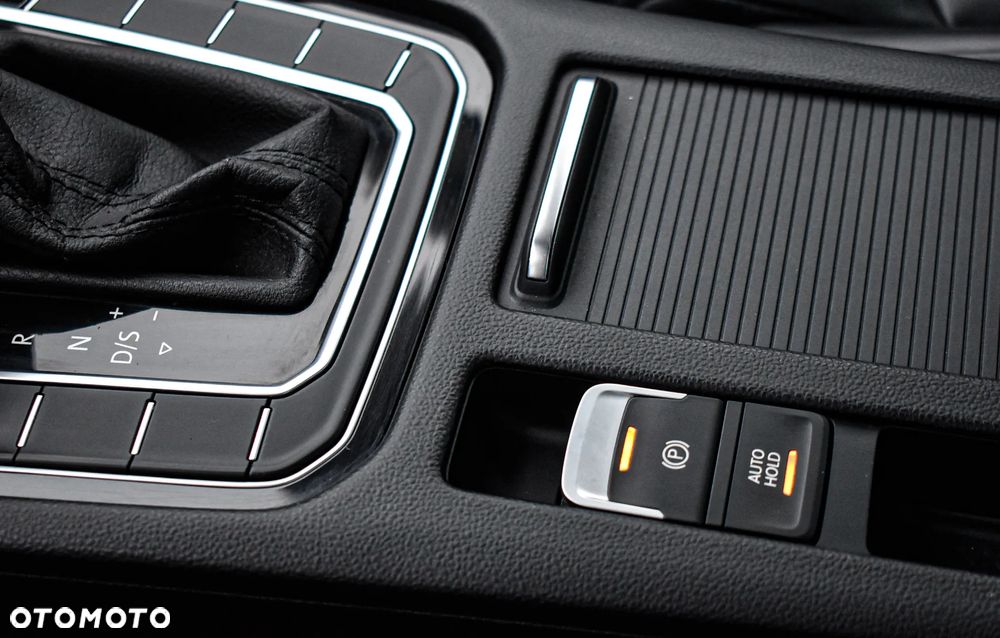 Volkswagen Passat 2.0 TDI DSG BlueMotion Technology R-Line - 11