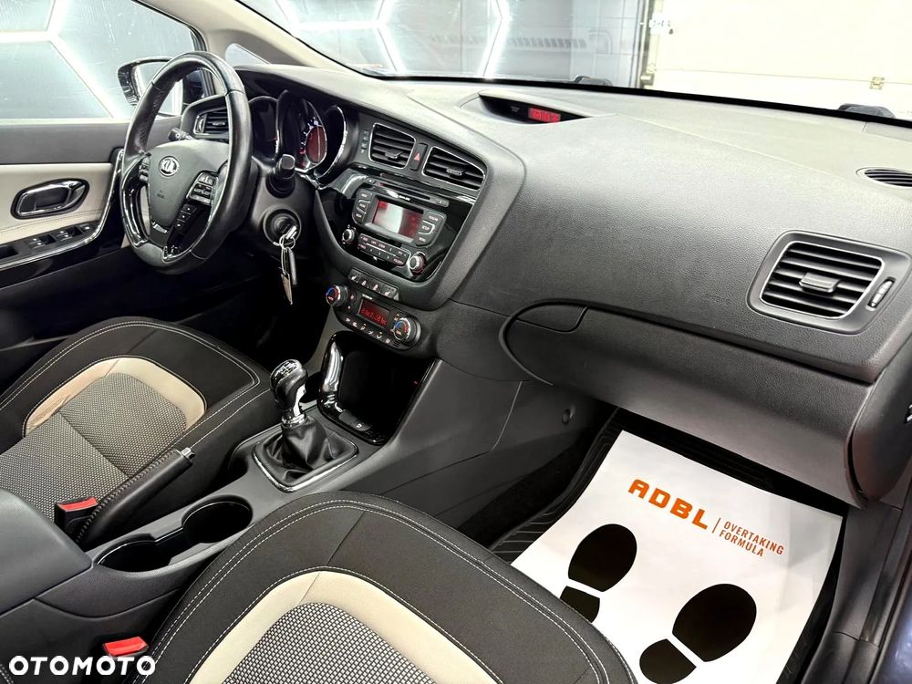 Kia Ceed 1.6 CRDi 128 Platinum Edition - 28