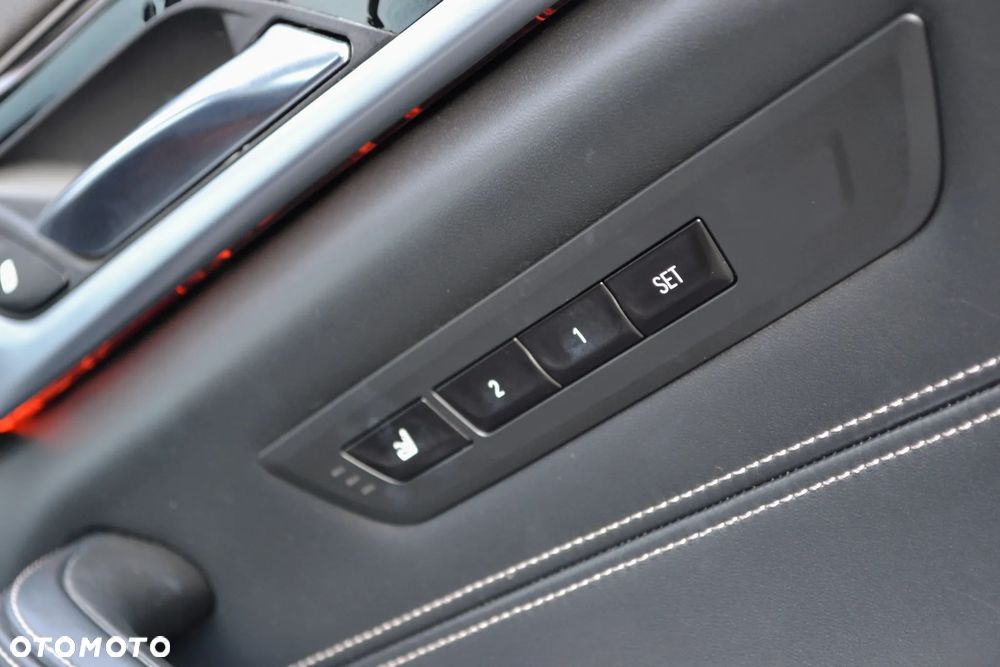 BMW Seria 5 M550i xDrive sport - 30