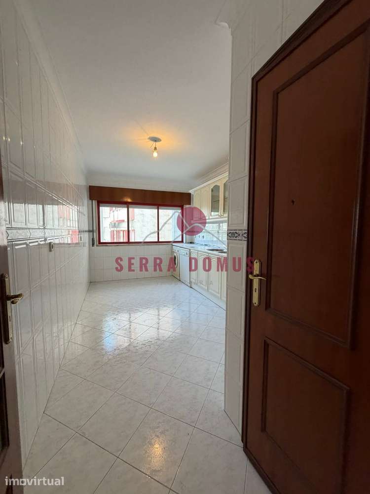 Apartamento T2 com parqueamento - Cavaleira - Grande imagem: 2/13
