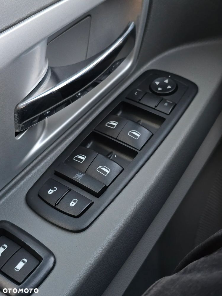 Chrysler Grand Voyager - 32