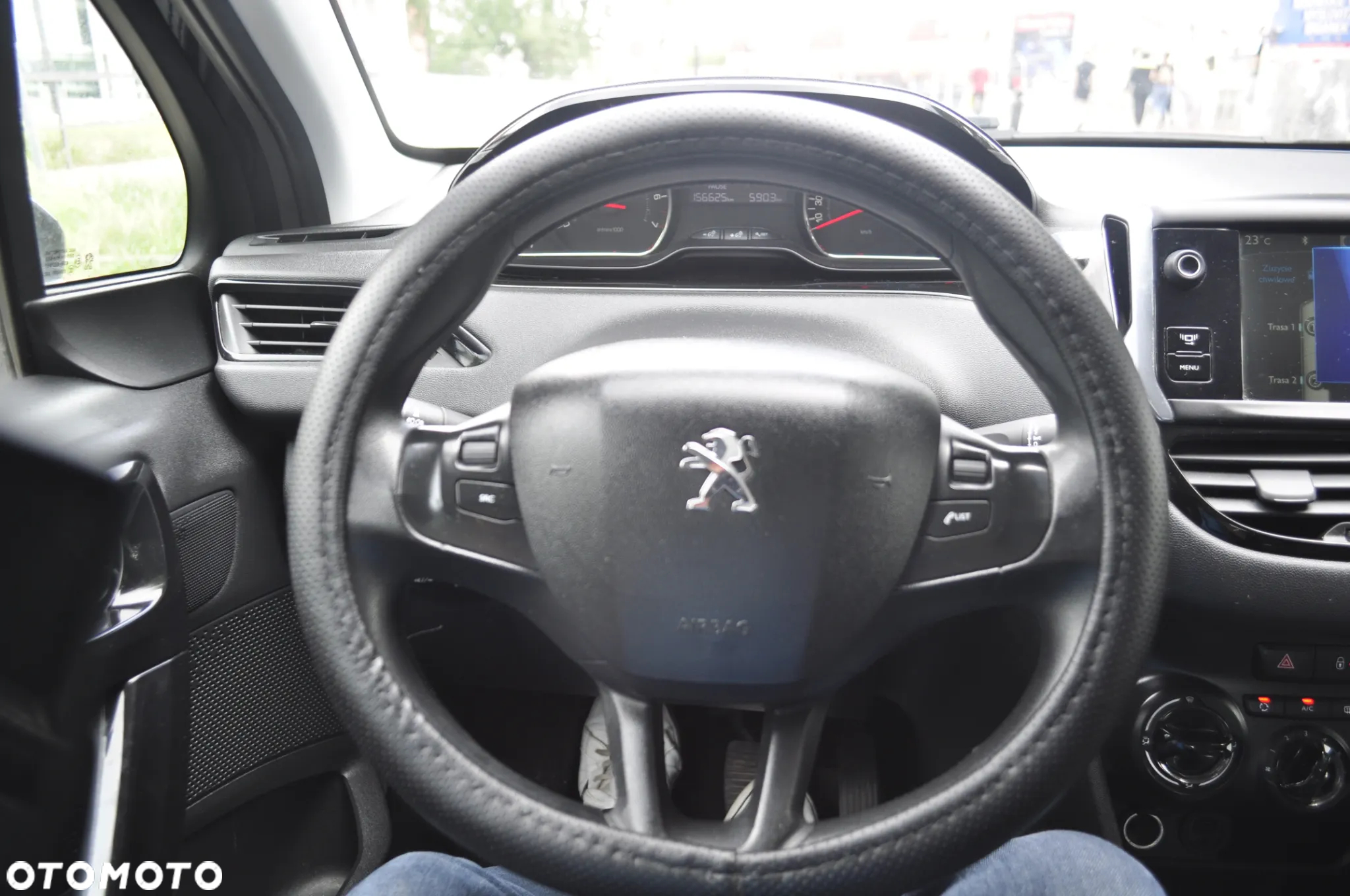 Peugeot 208 - 8