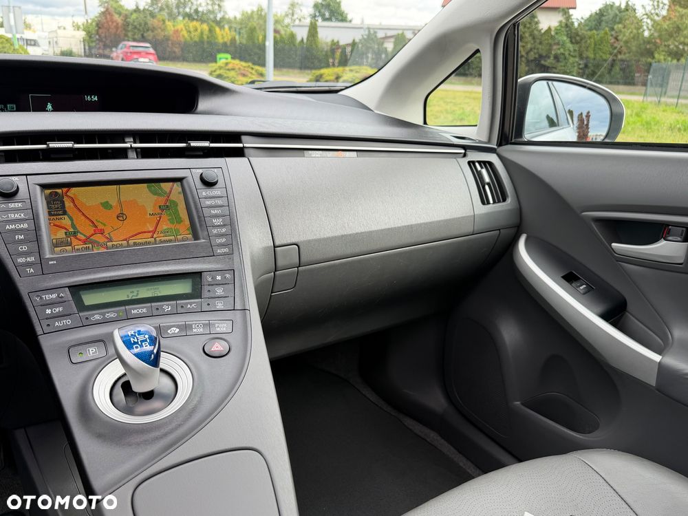 Toyota Prius 1.8 HSD Prestige - 12