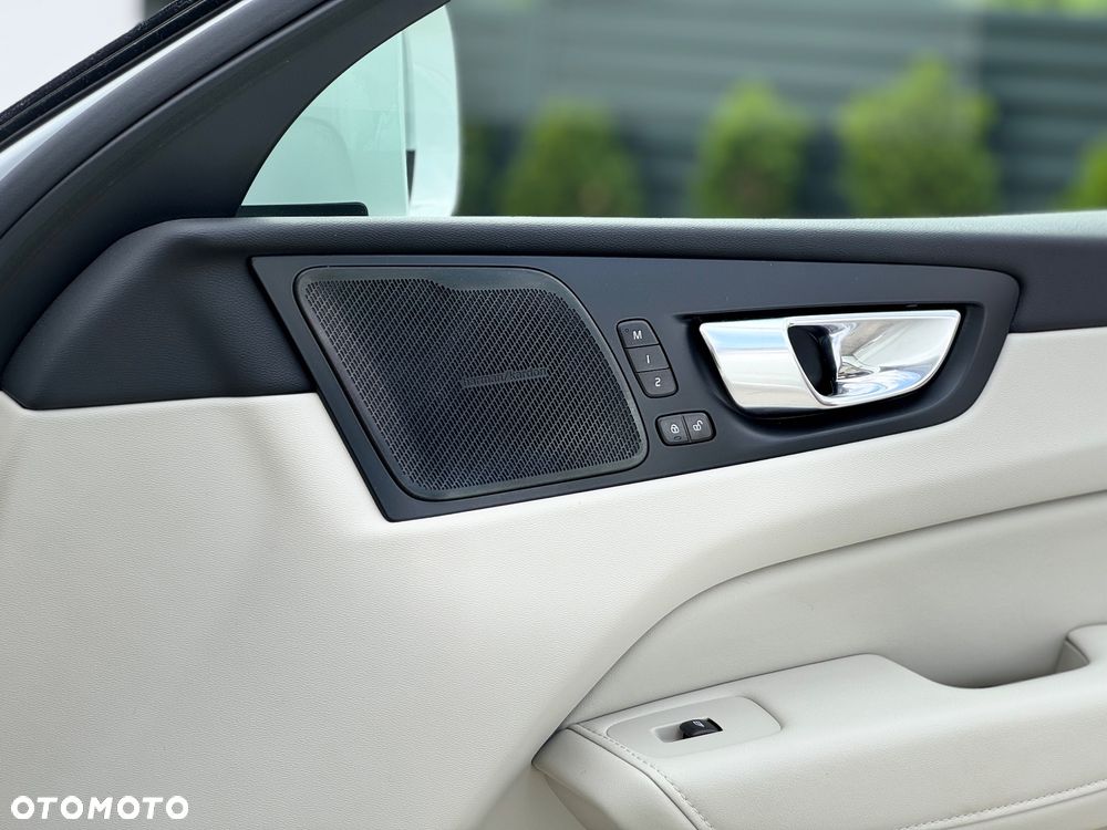 Volvo XC 60 B5 B AWD Ultimate Bright - 23