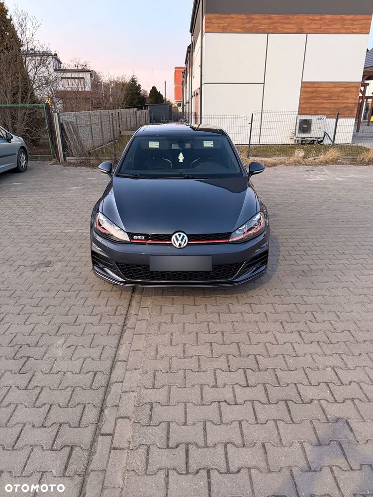 Volkswagen Golf - 1