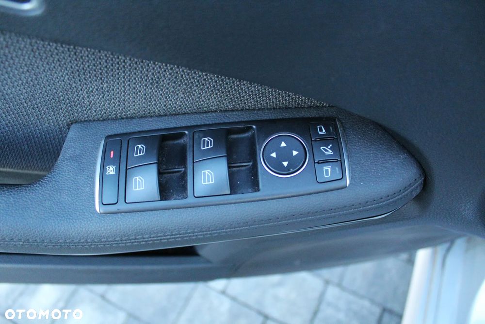 Mercedes-Benz Klasa E 200 CGI BlueEffICIENCY Avantgarde - 31