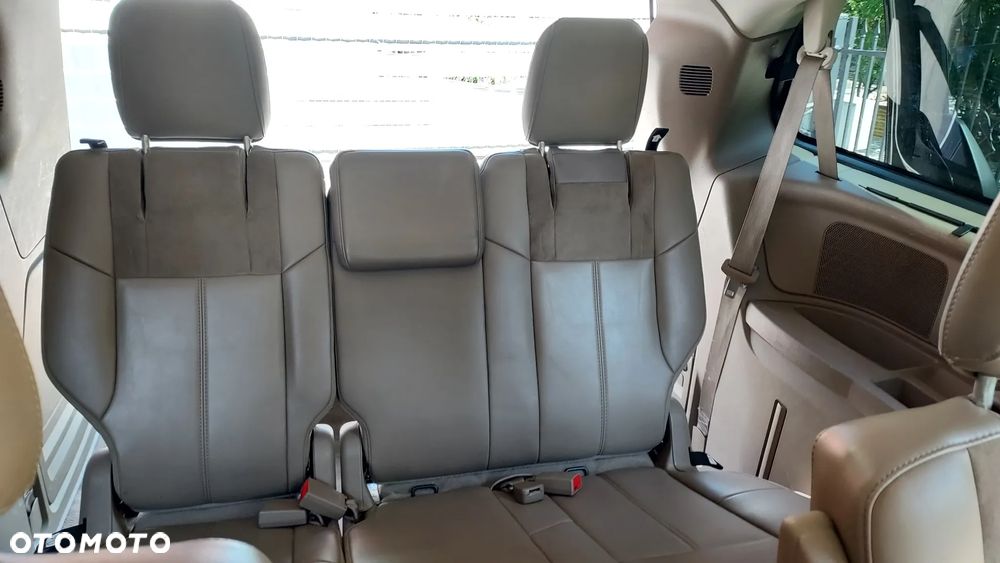 Chrysler Town & Country 3.6 Limited - 17