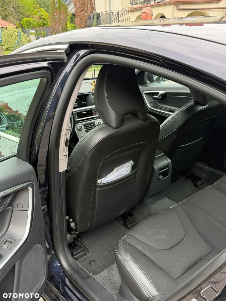 Volvo S60 T3 Drive-E Dynamic Edition (Kinetic) - 3
