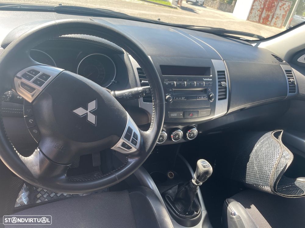 Mitsubishi Outlander - 10