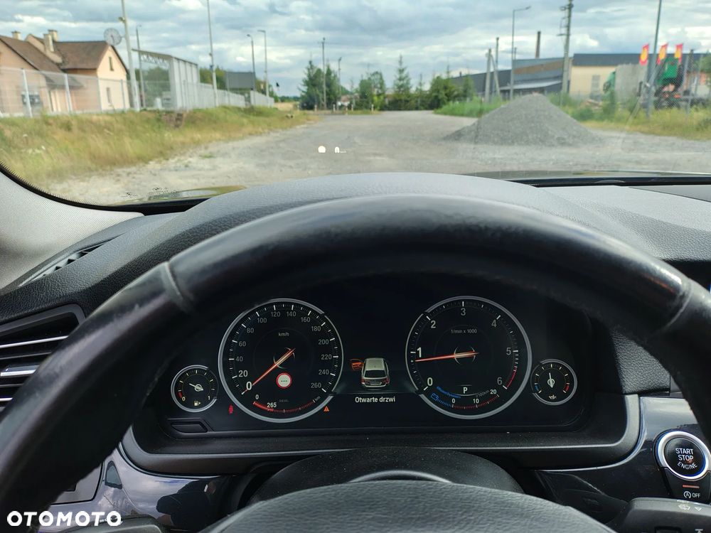 BMW Seria 5 525d xDrive - 14