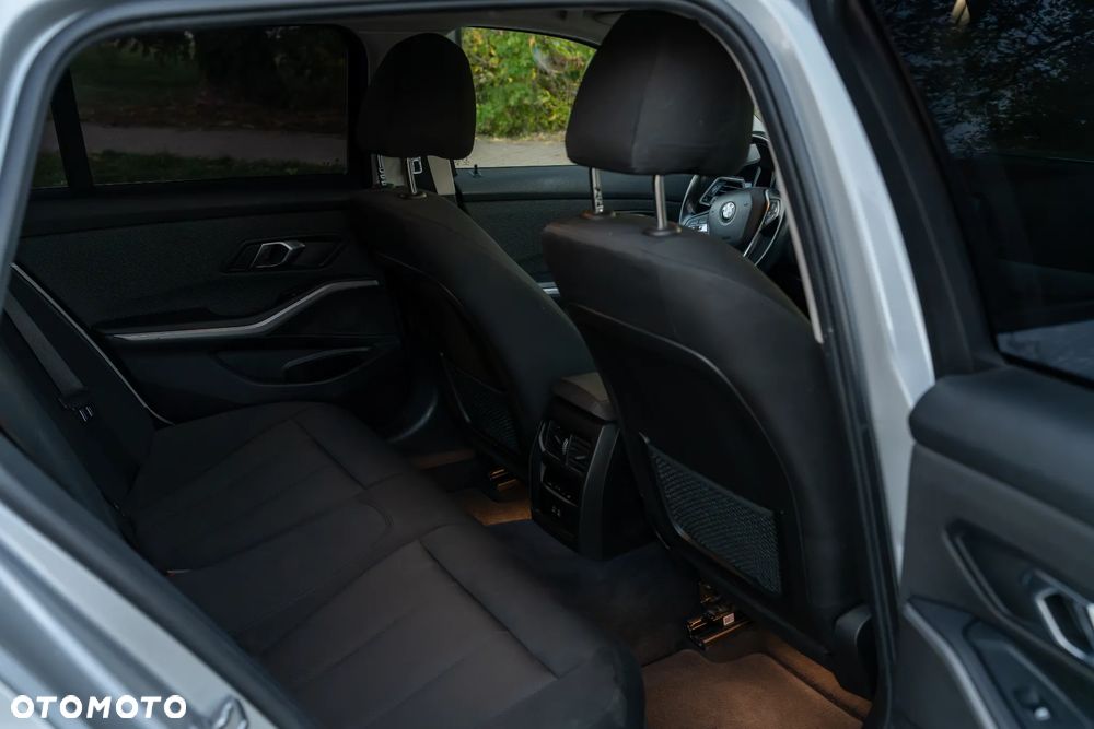 BMW Seria 3 318d MHEV - 16