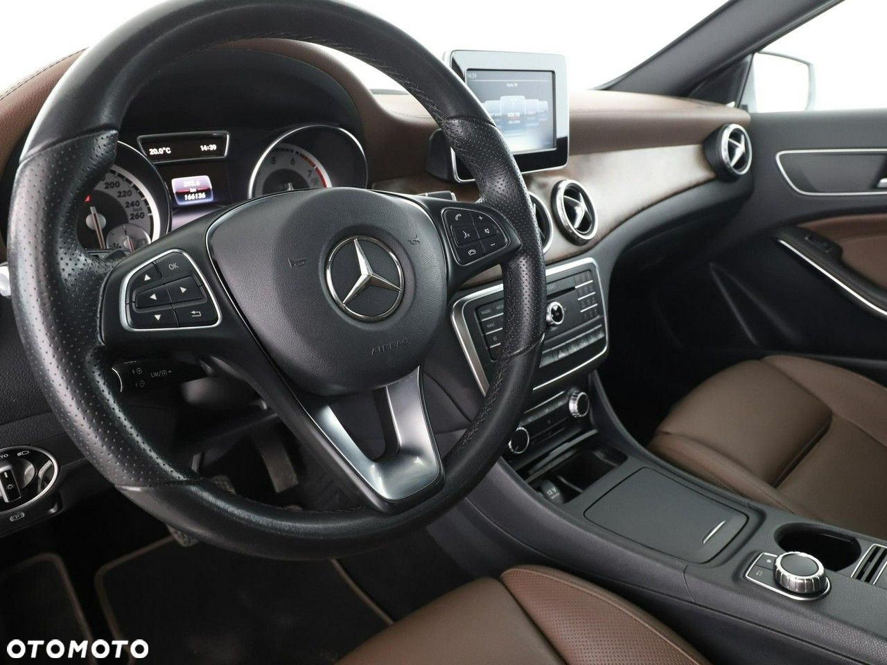 Mercedes-Benz GLA 250 4Matic 7G-DCT - 14