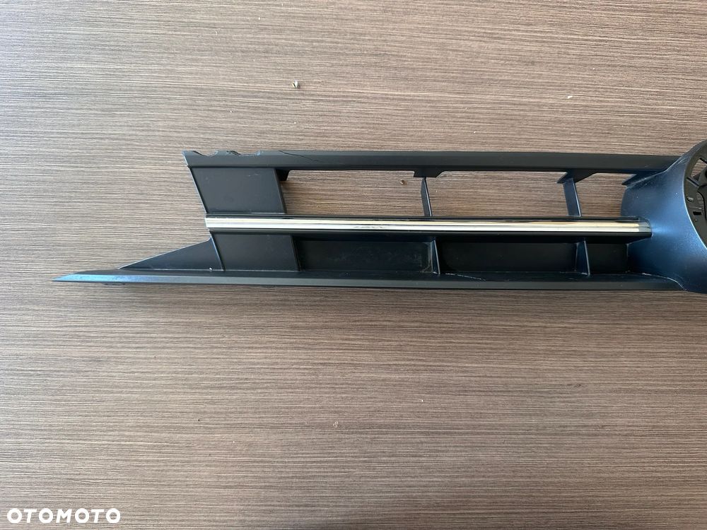 Grill Atrapa VW Polo 2G 2G0853651L 2G0853653L uszkodzony - 4