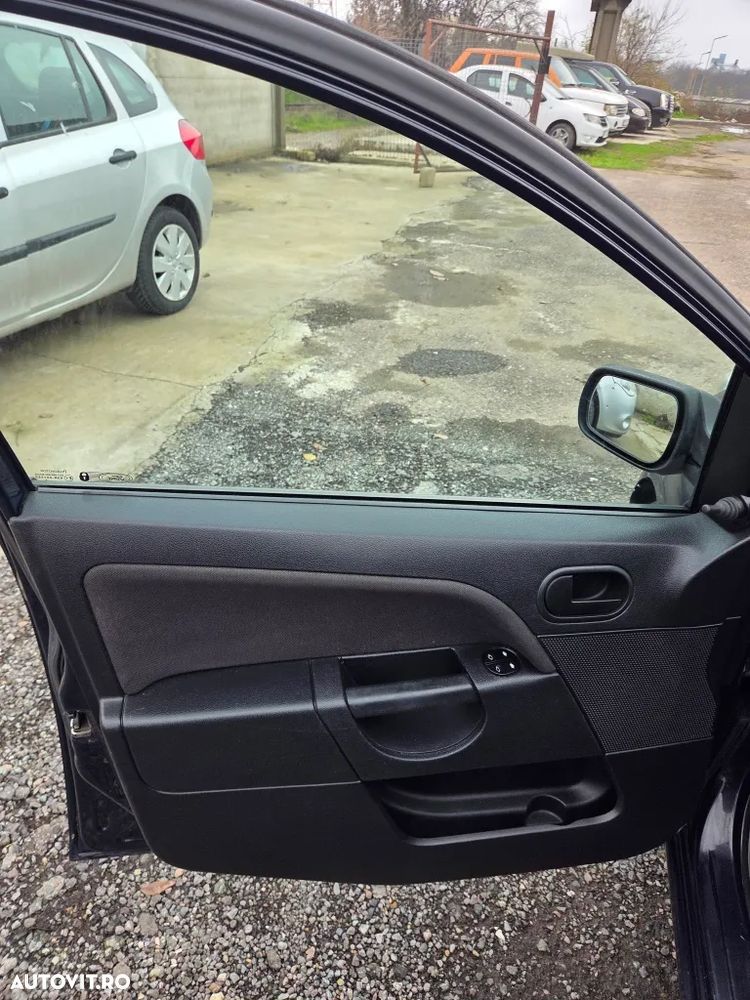 Ford Fiesta 1.3i Ambiente - 17