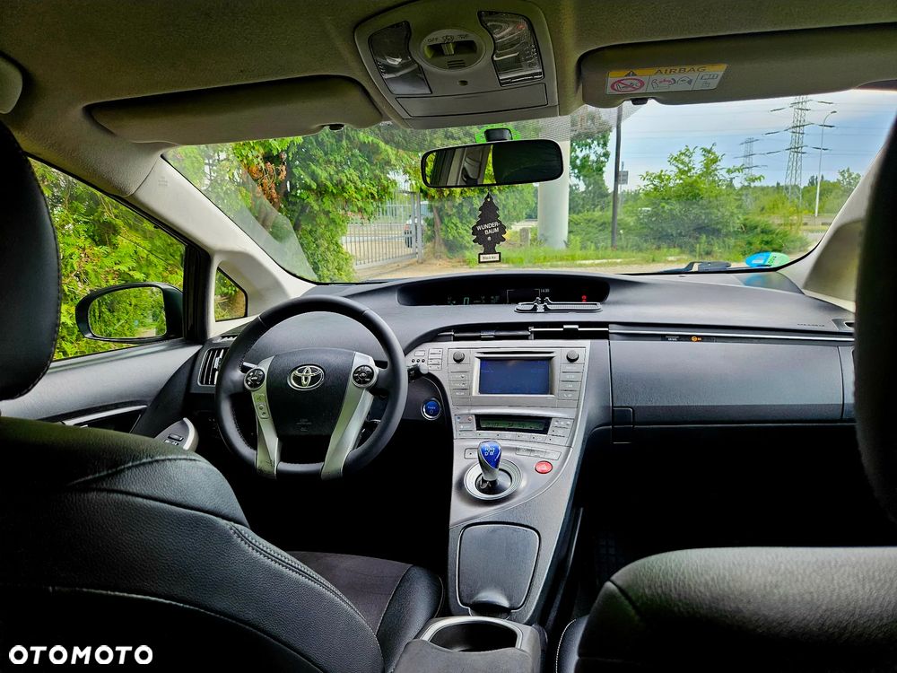 Toyota Prius ver-1-8-hsd-prestige - 17