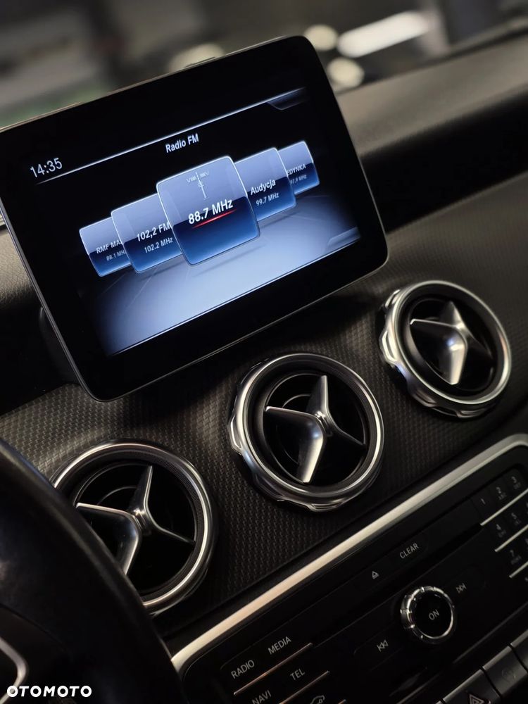 Mercedes-Benz GLA 180 7G-DCT - 18