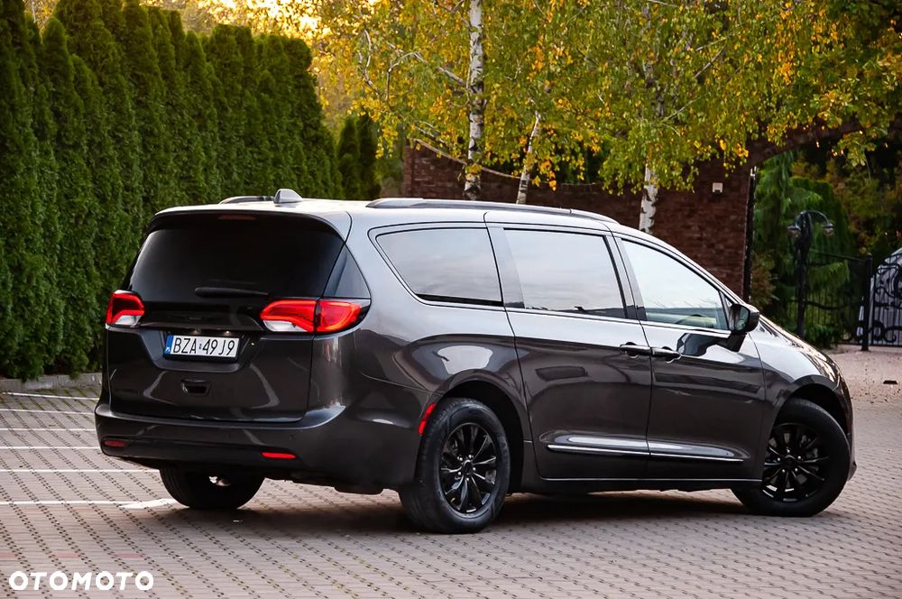 Chrysler Pacifica - 17