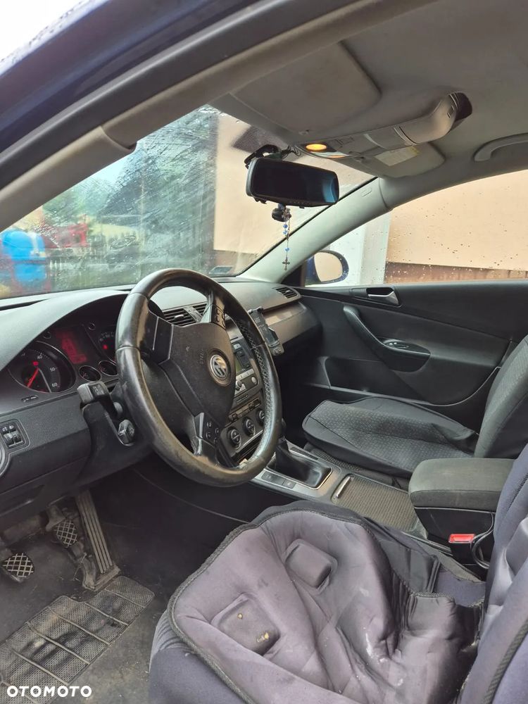 Volkswagen Passat - 1