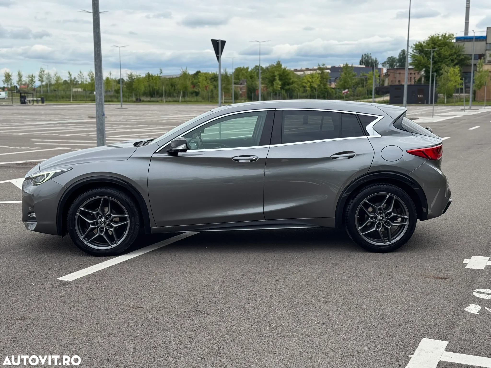Infiniti Q30 1.6t DCT Business - 15