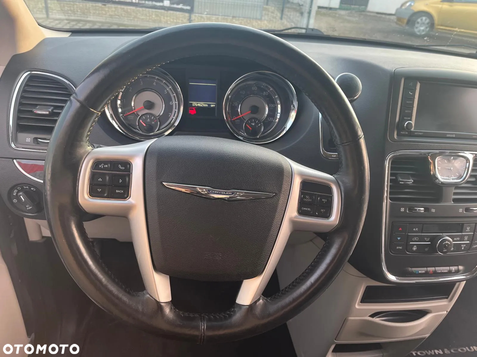 Chrysler Town & Country 3.6 Limited - 11