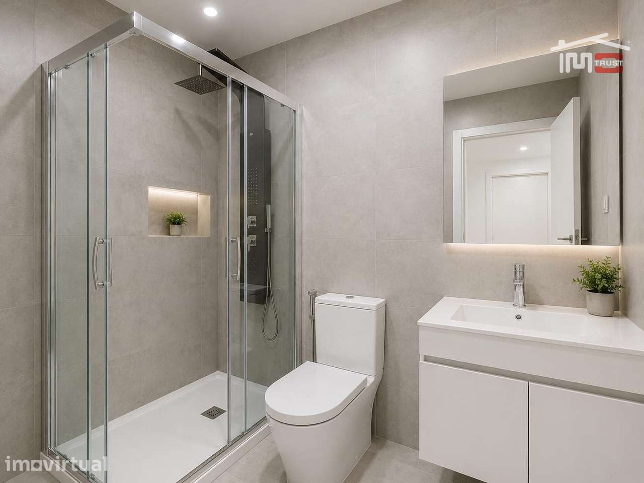 T3 Totalmente Remodelado com Suite e Varanda no Alto do Seixalinho - Grande imagem: 4/23