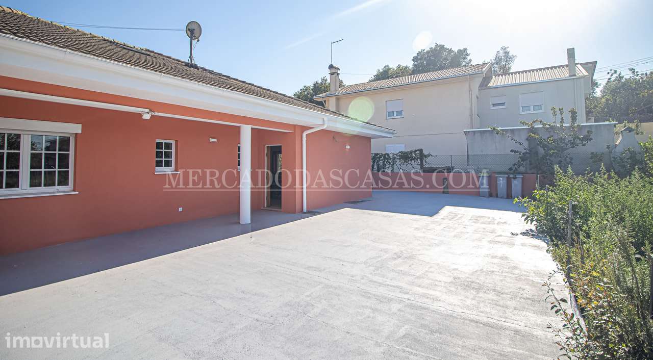 Térrea, com terraço, jardim, aproveitamento de sótão e uma garagem... - Grande imagem: 5/35