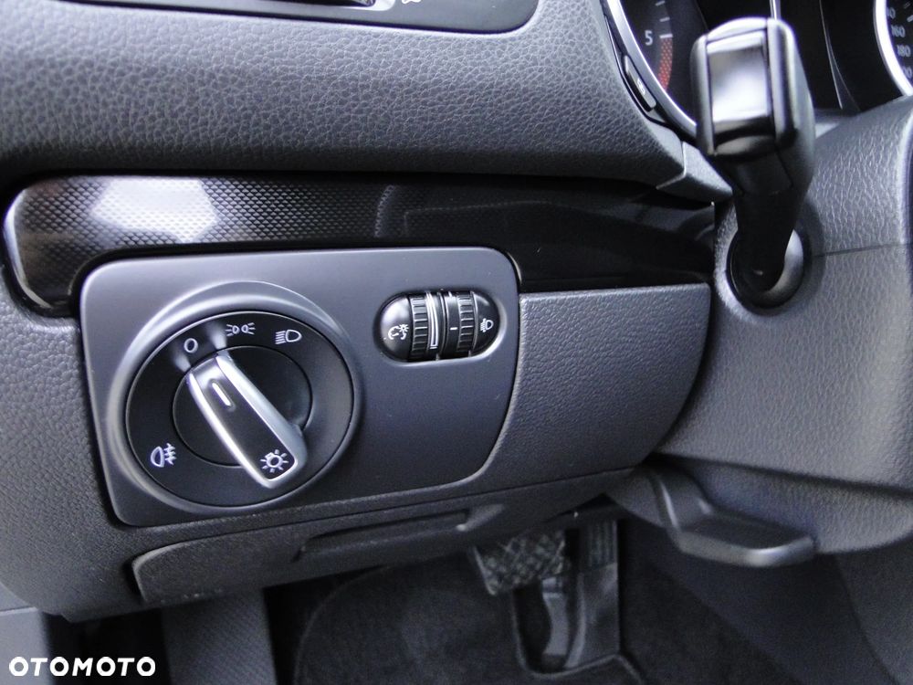 Volkswagen Golf 2.0 TDI DPF BlueMotion Technology DSG Comfortline - 23