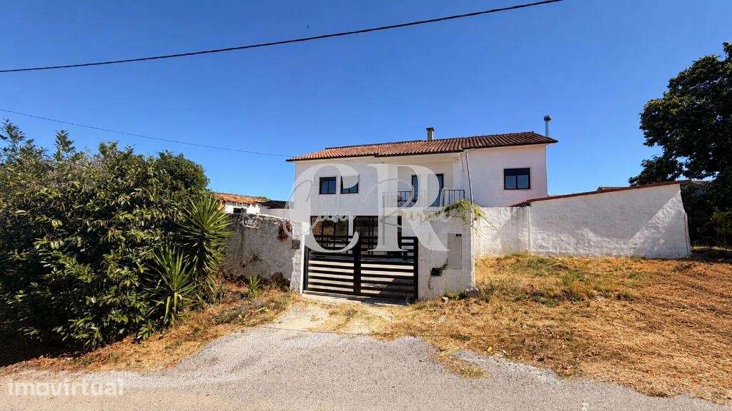 Moradia T3 com anexos, logradouro e terreno - Grande imagem: 2/45