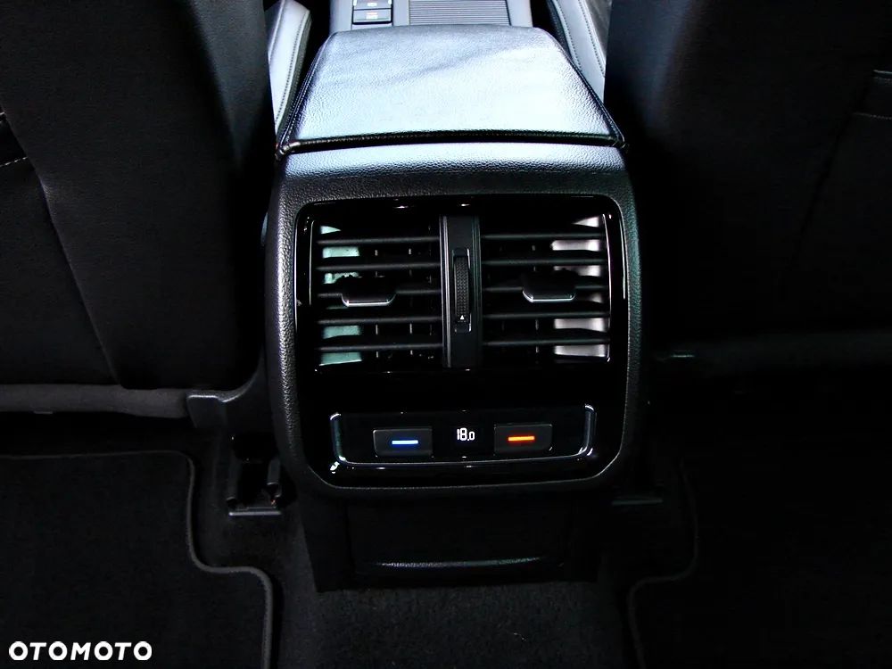 Volkswagen Passat Variant 2.0 TDI SCR DSG (BlueM Tech) Highline - 32